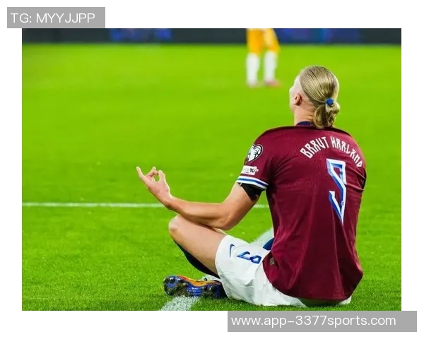 哈兰德社交媒体分享英伦风格穿搭绿色帽子搭配马甲尽显绅士魅力