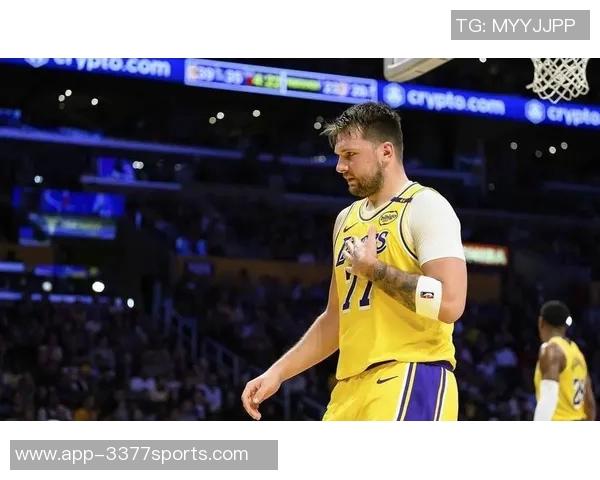 东契奇无奈摊手斯玛特遭大帽瞬间引发全场惊呼