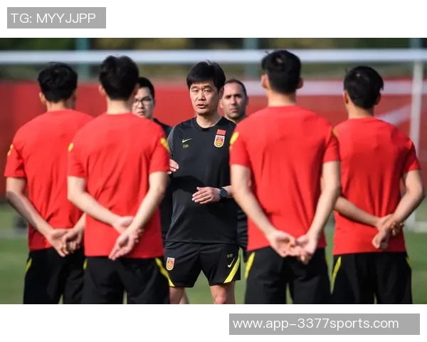 东体报道U22国足集训期间足协副主席许基仁亲临现场为球队加油助威